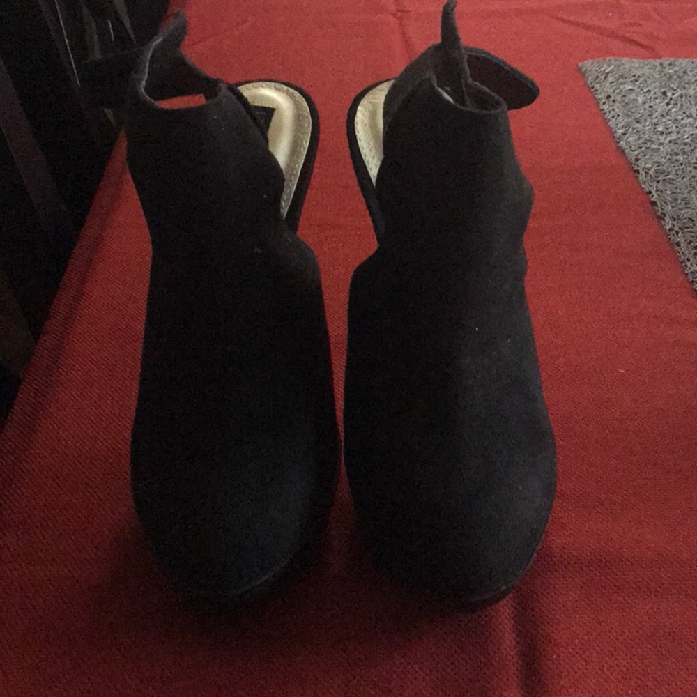 Shoes - Picture 2 of 4